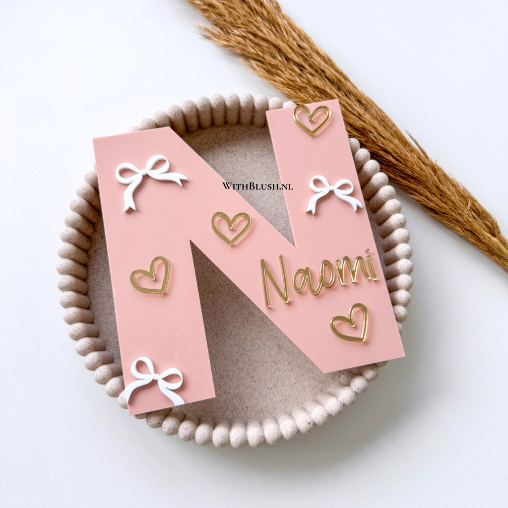 Letter-naambord met naam in plexiglas, hartjes in gold mirror en witte strikjes