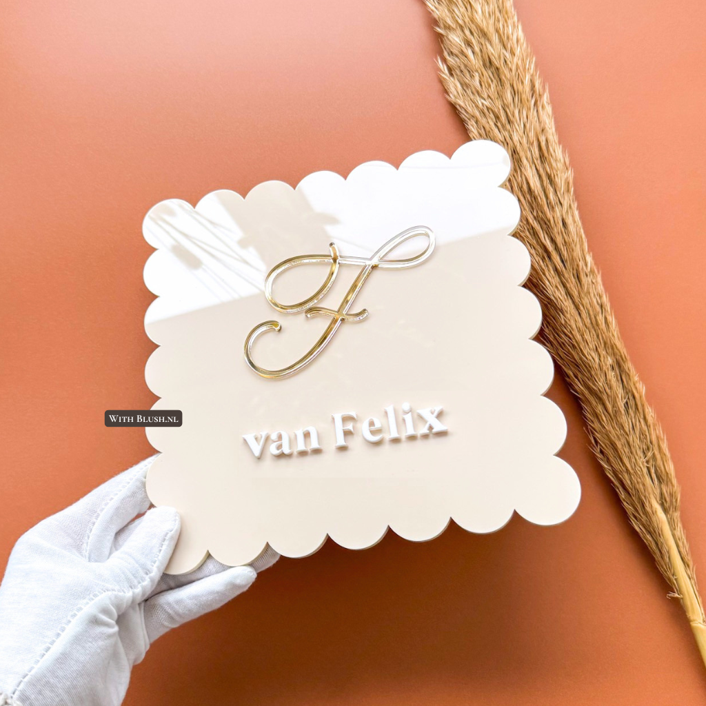 gepersonaliseerd naambord hoofdletter en naam vierkant scallop geschulpte rand