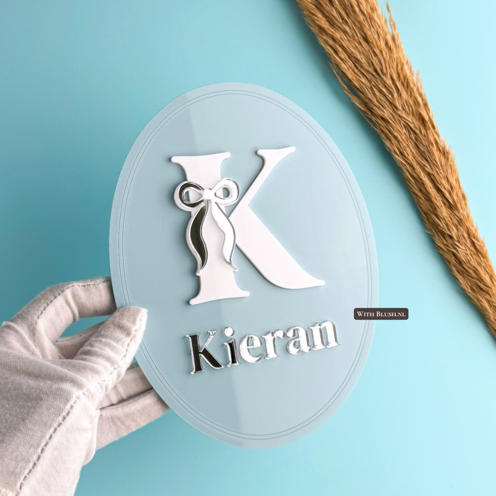 Naambord Ovaal Vintage| Letter met Strikje en Naam