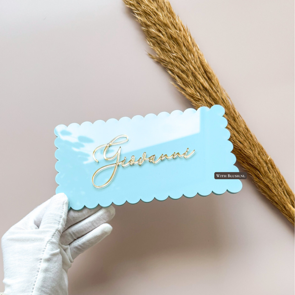 Plexiglas naambord met geschulpte rechthoekige vorm en gepersonaliseerde naam in kleur naar keuze.
