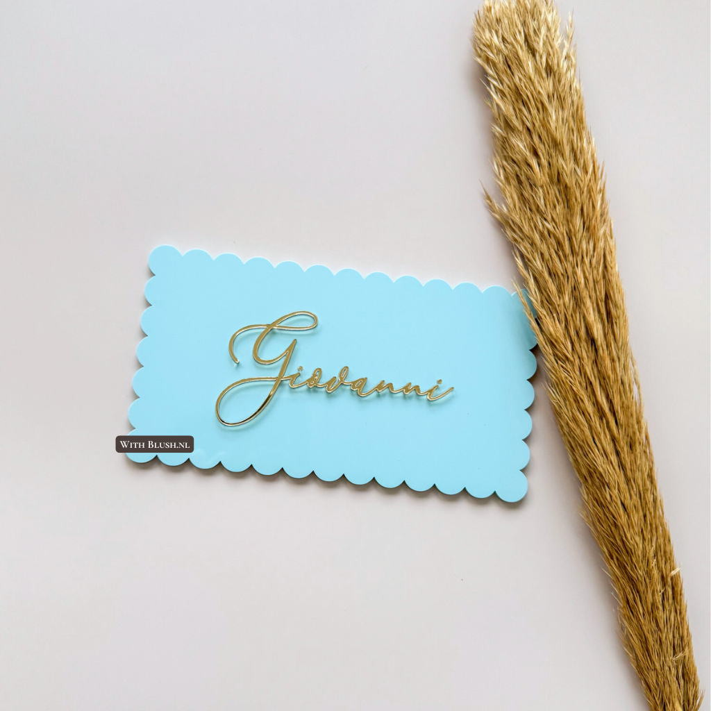 Gepersonaliseerd naambord met golvende rand, gegraveerde geboortedetails en strakke moderne afwerking.