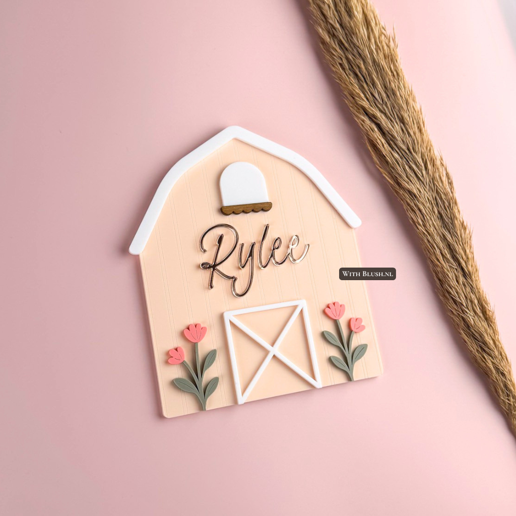 Naambord schuurtje met bloemen en uitgesneden naam van mat plexiglas voor de kinderkamer
