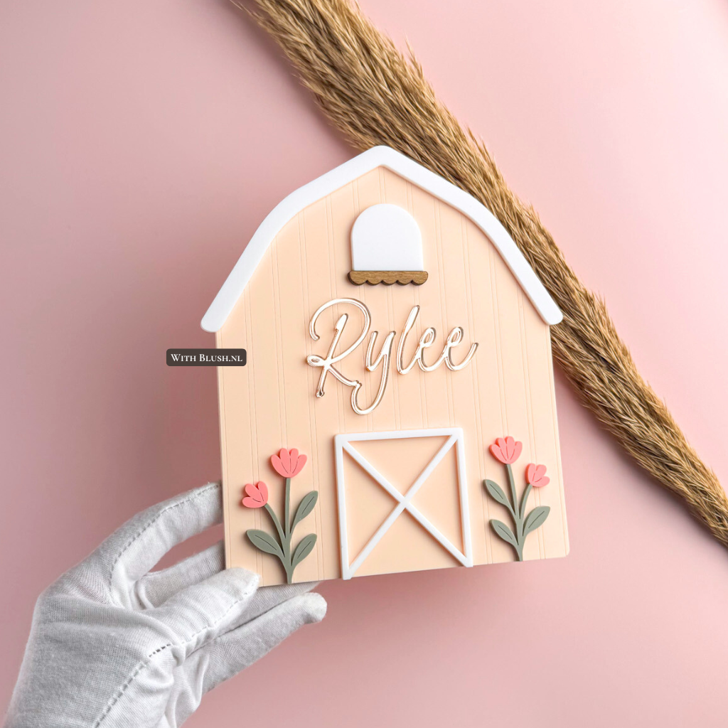 Gepersonaliseerd naambord in de vorm van een schuur met bloemen voor babykamer en kraamcadeau