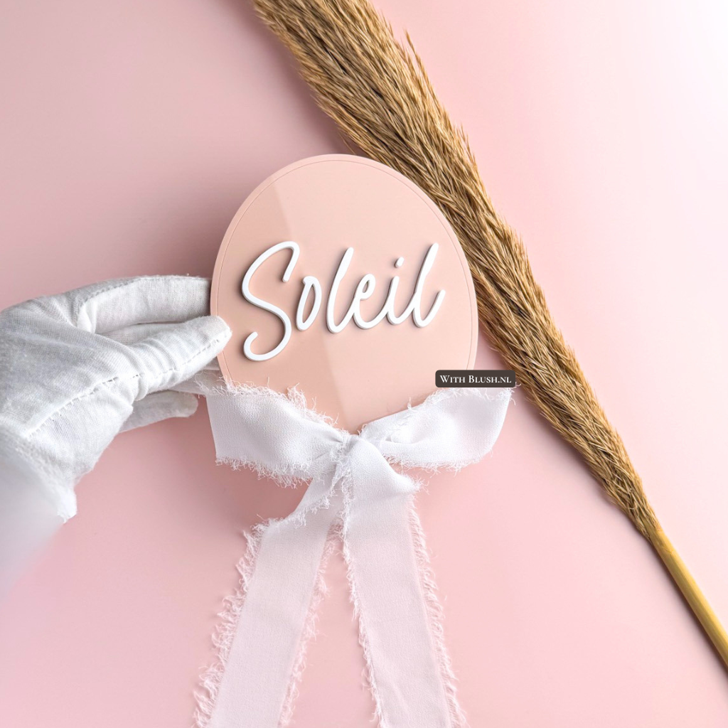 naambord in ovale vintage vorm met naam van gekleurd plexiglas acrylglas