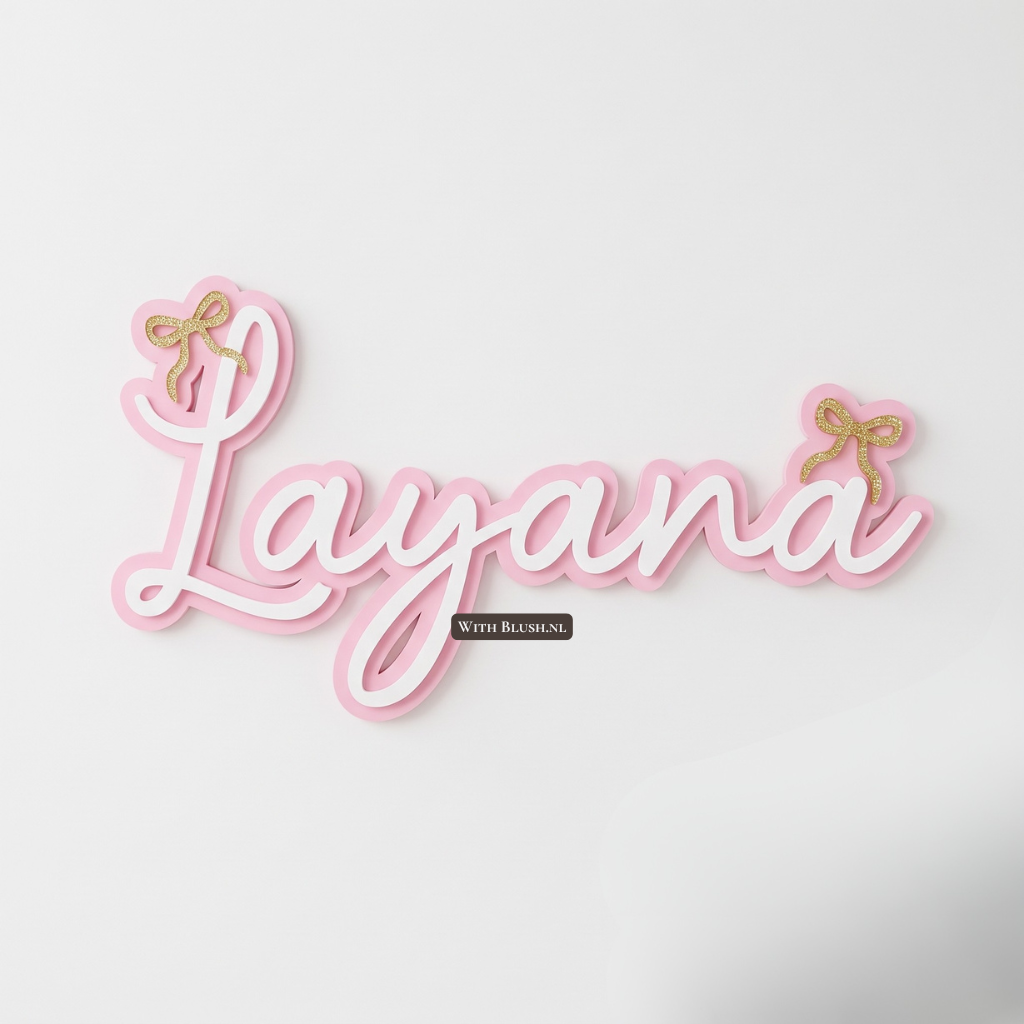 Handgemaakt 3D plexiglas acryl naambordje met de naam Layana, roze achtergrond, witte voorletters en gouden strikjes aan de eerste en laatste letter, opgehangen aan een witte muur.