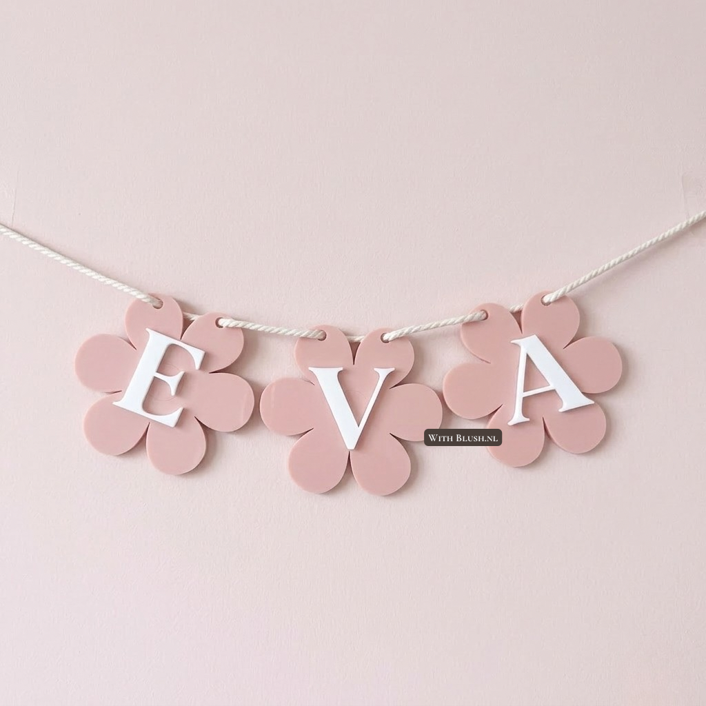 Oudroze naamslinger in de vorm van madeliefjes. Deze unieke vlaggenlijn is voorzien van een gepersonaliseerde 3D naam van luxe plexiglas, perfect als decoratie voor de babykamer.