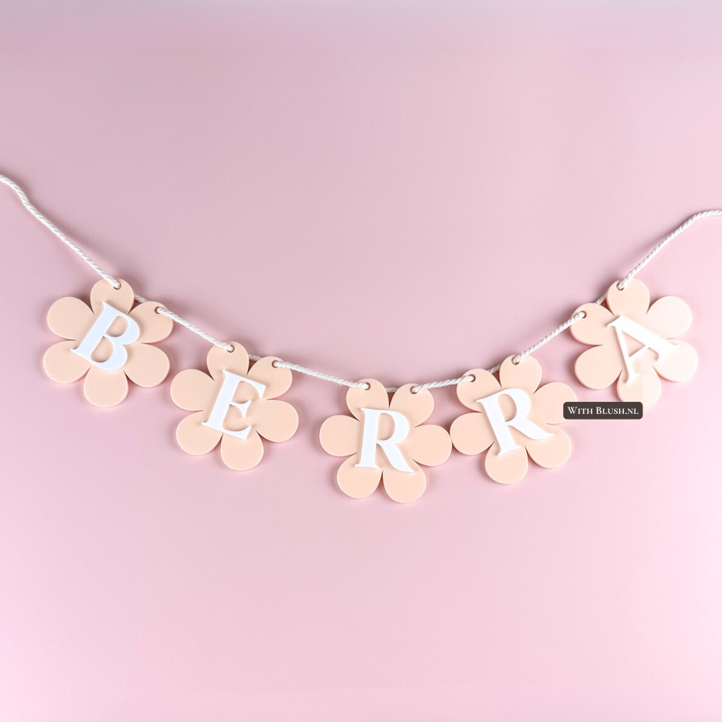 gepersonaliseerde naamslinger vlaggenlijn van madeliefjes in gekleurd peach plexiglas