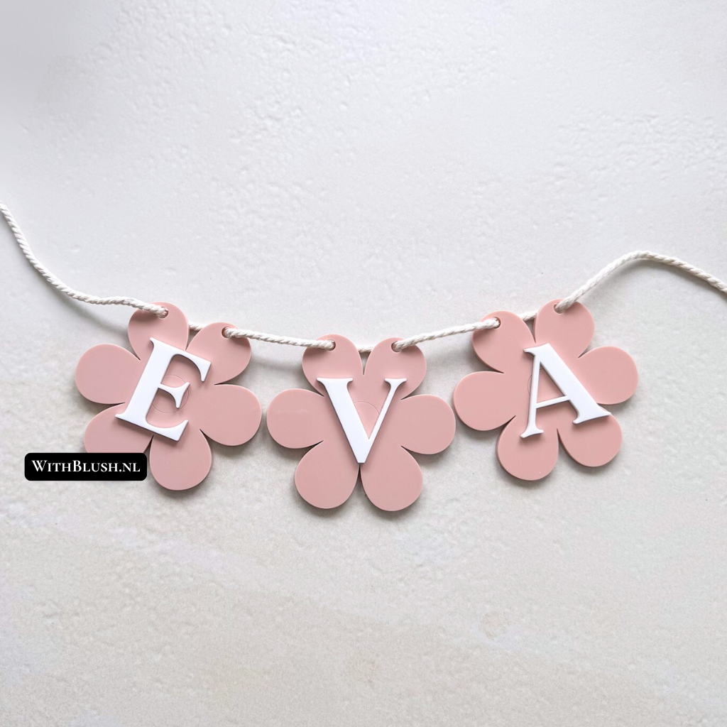 Plexiglas madeliefjes naamslinger met zelf gekozen kleuren en plexiglas letters
