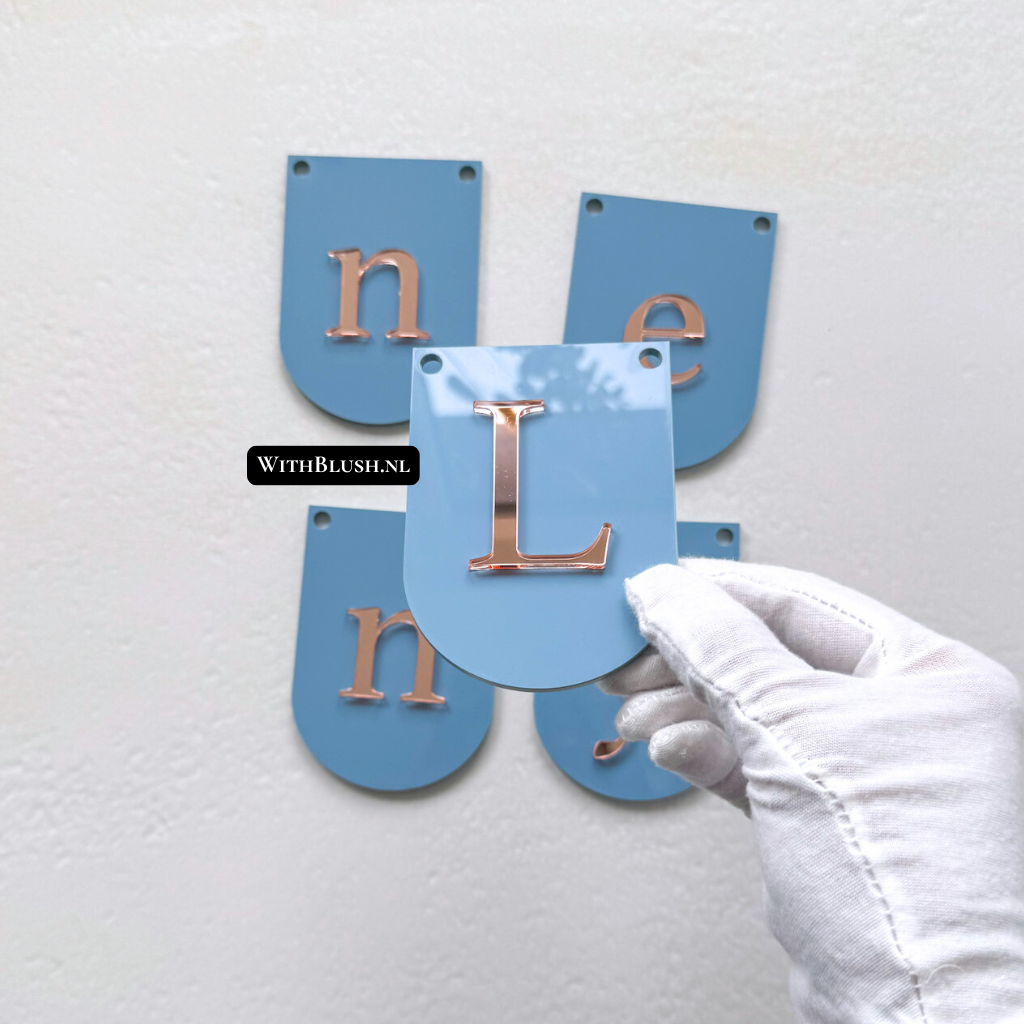 gepersonaliseerde vlaggenlijn met naam van Dusty blauw plexiglas