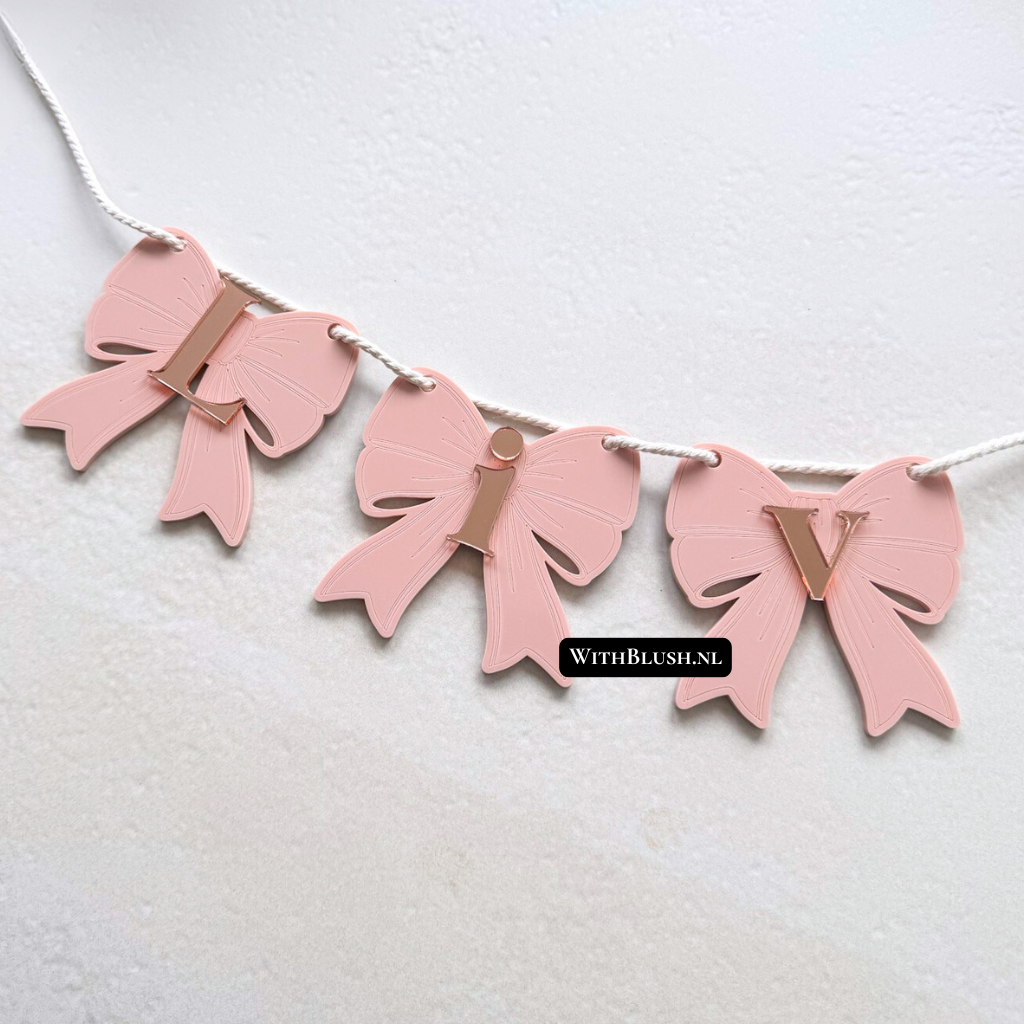 Gepersonaliseerde strikjes naamslinger met naam, samengesteld in gekozen kleuren