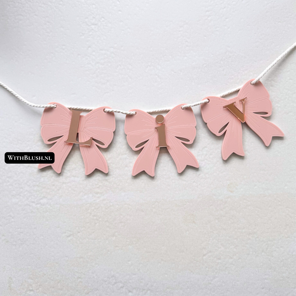 Plexiglas naamslinger met strikjes in verschillende kleuren en letters
