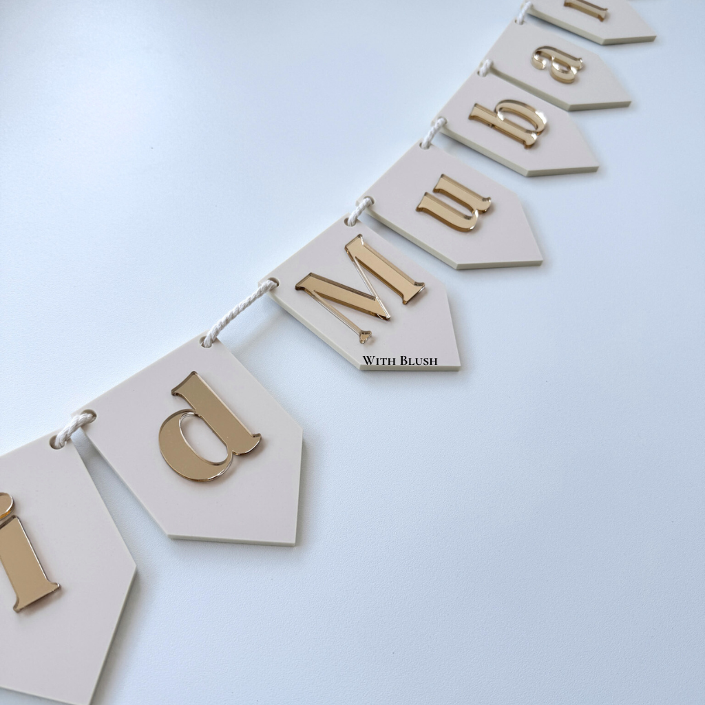 Eid Mubarak naamslinger van beige plexiglas met goud spiegel letters