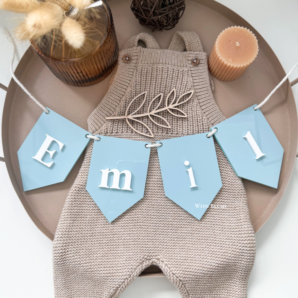 Naamslinger op maat met gekleurde plexiglas vlaggen en uitgesneden letters, perfect voor babyshowers, kinderkamers en andere speciale gelegenheden