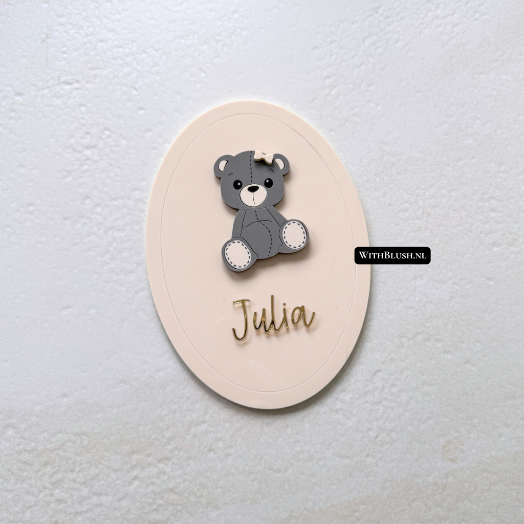 Naambord in beige plexiglas met teddybeer en strikje in bijpassende kleur
