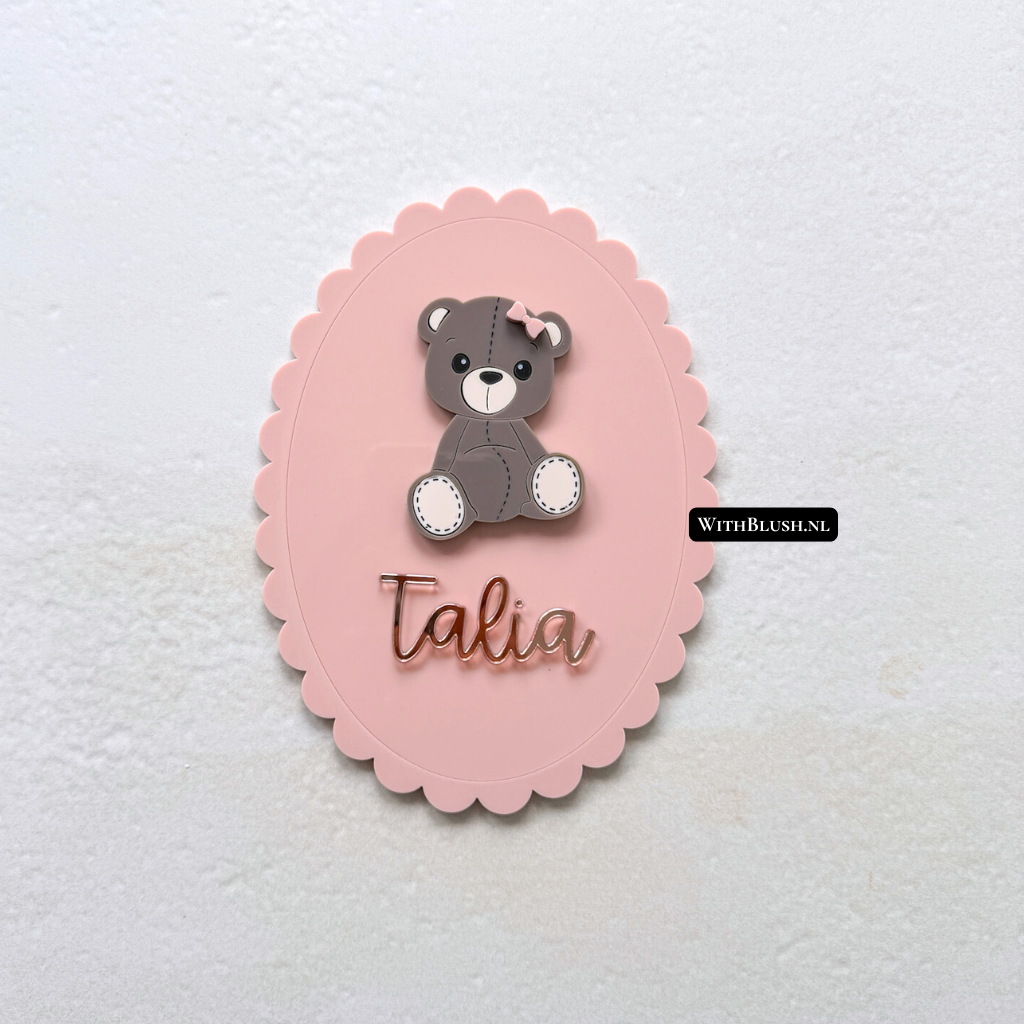 Ovaal naambord met teddybeer en naam in plexiglas uitvoering
