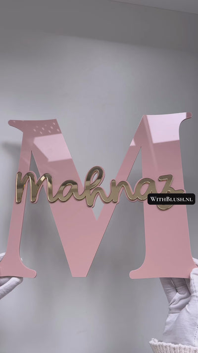 gepersonaliseerd naambord letter initiaal met naam van plexiglas