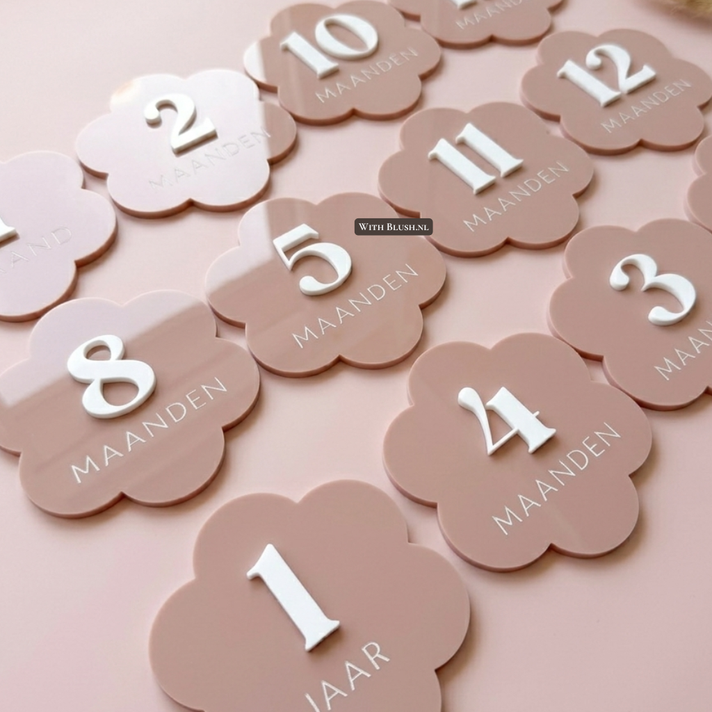 Roze acryl mijlpaalkaarten in bloemvorm madeliefjes met witte cijfers en teksten voor babymaanden en 1 jaar