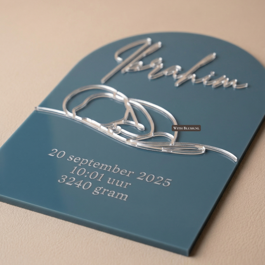 Staalblauw plexiglas acryl geboortebord met transparante lijntekening van slapende baby en naam Ibrahim