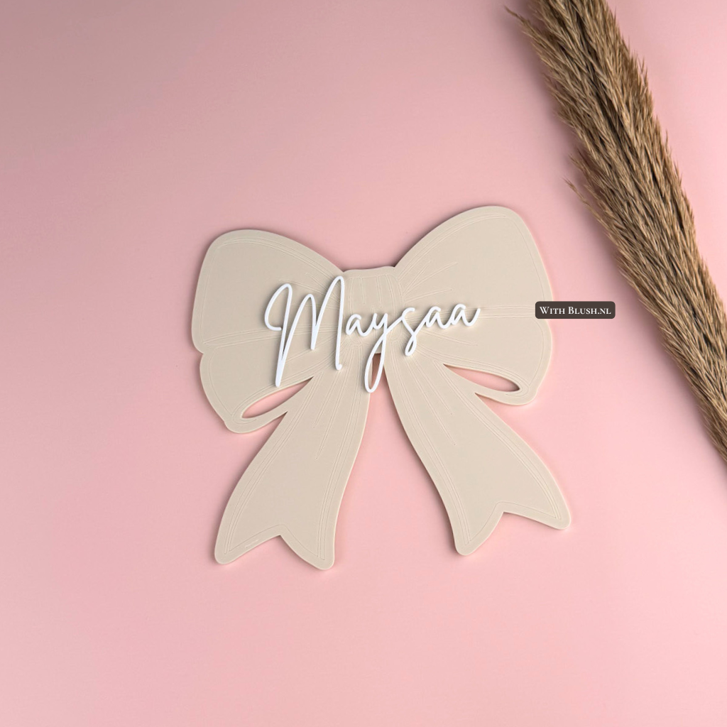 gepersonaliseerde naamslinger van beige plexiglas