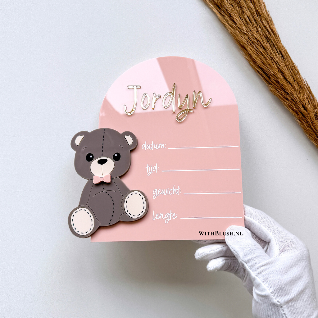 Gebogen plexiglas geboortebord met teddybeer, naam en geboortedetails

