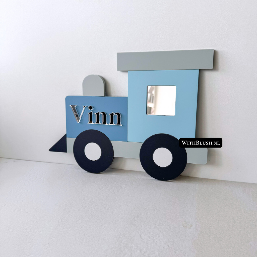 Gepersonaliseerde plexiglas trein met naam in kleur naar keuze, verkrijgbaar in 20 of 30 cm hoogte. Perfect als decoratief naambordje of cadeau voor de kinderkamer.