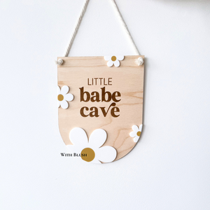 Lief en speels Little Babe Cave wandbord met witte madeliefjes, ideaal voor een babykamer, peuterkamer of als uniek kraamcadeau.