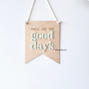 Plexiglas of houten vaantje met de inspirerende tekst "These Are The Good Days", ideaal als stijlvolle wanddecoratie voor kinderkamer, speelkamer of woonkamer.