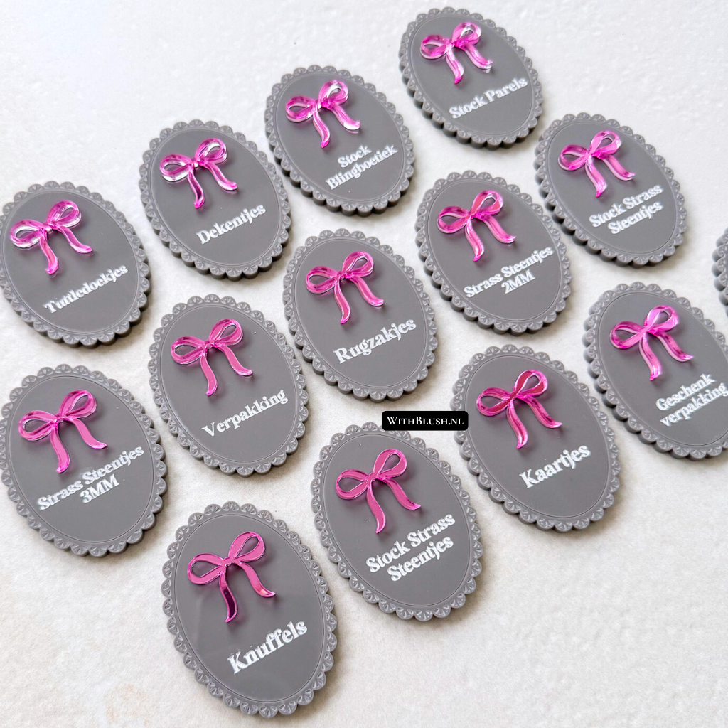 Trofast labels met gepersonaliseerde ovale labels en strik detail
